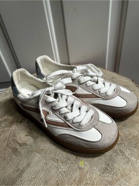 Madden Girl Kirby White & Taupe Suede Accent Sneakers Sz 4